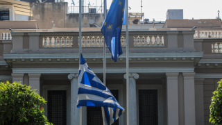 Κομισιόν: Ανθεκτική η ελληνική οικονομία – Καμπανάκια για κόκκινα δάνεια και οφειλές