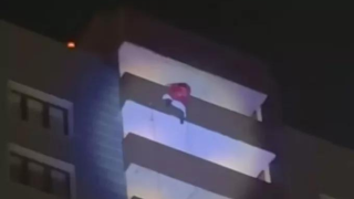 Ρωσία: Τραγωδία με «Άγιο Βασίλη» που προσπάθησε να κατέβει από κτίριο 24 ορόφων - Έπεσε στο κενό και σκοτώθηκε - Βίντεο