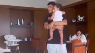 Μοναδική στιγμή: Ο Τάισον τραγουδάει με το μωρό του αγκαλιά (vid)