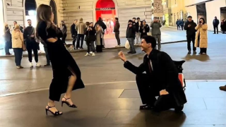 Έκανε πρόταση γάμου και πήρε... άκυρο μπροστά σε κοινό στη Ρώμη