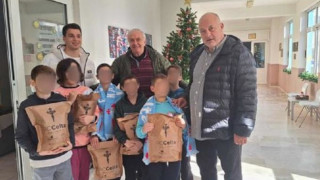 Επισκέφτηκε το Ορφανοτροφείο Βόλου ο Τάσος Δουβίκας, μαζί του και ο Αχιλλέας Μπέος