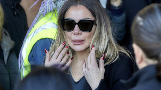 Η Καινούργιου ξέσπασε για τα σχόλια κατά της Βανδή στην κηδεία του Καρρά: «Ντροπή σας!»