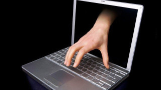 Προσοχή: Επικίνδυνος ιός χτυπάει τον υπολογιστή και ελέγχει την κάμερα