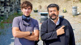 ΒBC: Συγκλονίζει o ιερέας απ'τα Ανώγεια που φιλάει την ελληνική σημαία