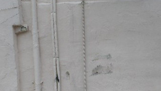 «Τρελό» φορτηγό αφού χτύπησε σε τοίχους και μπαλκόνια, απέκλεισε δρόμο