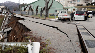 Σεισμός 7,4 βαθμών στην Ιαπωνία – Άνοιξαν δρόμοι στη μέση