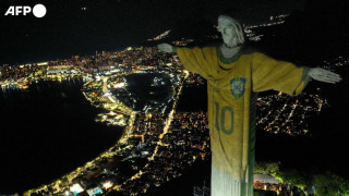 Τίμησαν τον Πελέ «φορώντας» τη φανέλα του στο άγαλμα του Χριστού