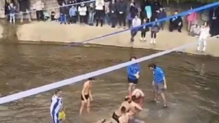 Τρίκαλα: Όρμησαν σε νεαρό που έπιασε τον σταυρό και ξεκίνησαν... καυγά