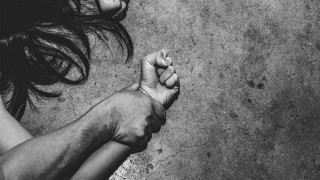 Εξάρχεια-Σοκάρουν τα λόγια της 22χρονης: «Μου πάταγε το κεφάλι και προσπαθούσε να με γδύσει»