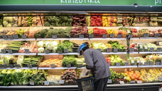 Ακρίβεια: Τα 4 μέτρα που ανακοίνωσε η κυβέρνηση – Τι ισχύει με εκπτώσεις και βρεφικό γάλα