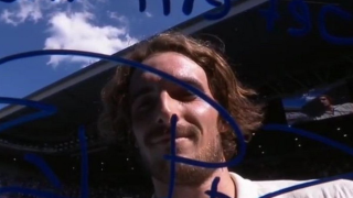 Τσιτσιπάς: Έγραψε αφιέρωση στη κάμερα, με... μήνυμα προς την σύντροφό του