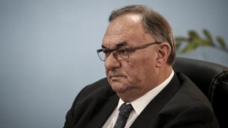 Ποιος είναι ο Δημήτρης Καλογερόπουλος που παίρνει την έδρα του Μιλτιάδη Βαρβιτσιώτη