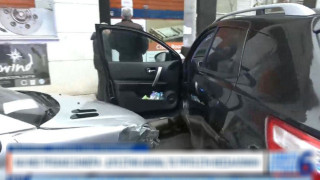 Θεσσαλονίκη: Αυτοκίνητο έπεσε πάνω σε έξι σταθμευμένα!