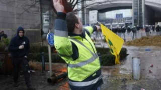 Βρυξέλλες: Αγρότες εκτοξεύουν αυγά και πέτρες στο Ευρωπαϊκό Κοινοβούλιο