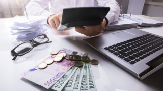 Η ΑΑΔΕ λύνει τα χέρια των φορολογούμενων: Ξεμπερδεύεις με ένα κλικ από το κινητό!