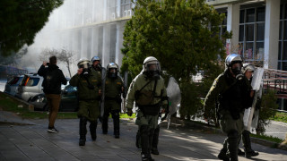 Θεσσαλονίκη: Επίθεση κουκουλοφόρων στα ΜΑΤ έξω από το ΑΠΘ