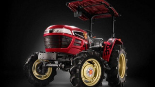 «Οργώνουν» τα τρακτέρ με το σήμα της Γιουνάιτεντ! (pic)