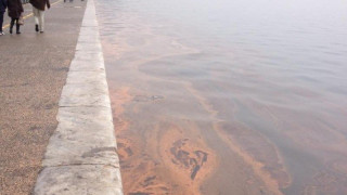 Τα νερά του Θερμαϊκού «βάφτηκαν» ξανά...  κόκκινα!