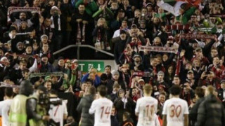 Η αποθέωση των παικτών της Άουγκσμπουργκ στο Άνφιλντ (VIDEO)