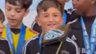 Ο γιος του Μέσι σήκωσε την πρώτη του κούπα!