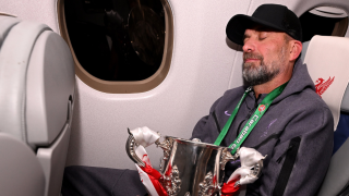 Λίβερπουλ: Ο Κλοπ κοιμήθηκε εν πτήσει με την κούπα του Λιγκ Καπ