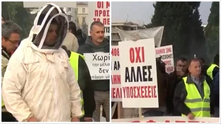 «Καπνίζει» η πλατεία Συντάγματος: Έξω από τη Βουλή οι μελισσοκόμοι - Τι ισχύει με τους δρόμους