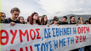 Λυκαβηττός: Φοιτητές επιχείρησαν να αναρτήσουν πανό για τα Τέμπη-Προσαγωγές από την ΕΛ.ΑΣ.