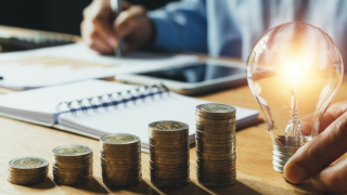 Σημαντικές μειώσεις στις τιμές ρεύματος για τον Μάρτιο