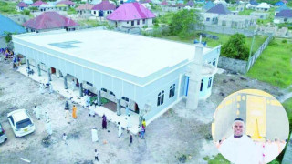 Ο Σαμάτα έχτισε τζαμί και το δώρισε στους συμπατριώτες του