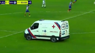 Βραζιλία: Ασθενοφόρο μπήκε στο γήπεδο για να κάνει αναστροφή κατά τη διάρκεια αγώνα (vid)