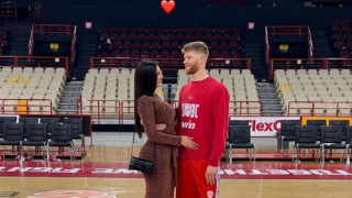 Η πανηγυρική φωτογραφία του Γουόκαπ με την Εστρέλα στο ΣΕΦ