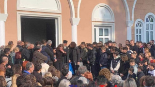 Αλεξανδρούπολη: Με τον «δικέφαλο» στο στήθος κηδεύτηκε ο 14χρονος Γιάννης