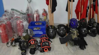 Ναυτικοί πυρσοί, κόφτες και κοντάρια - Όσα βρέθηκαν στο ΑΠΘ μετά την έφοδο της ΕΛ.ΑΣ.