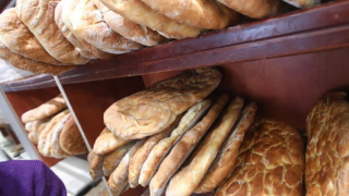 Καθαρά Δευτέρα για γερά πορτοφόλια: 4,5 ευρώ για μία λαγάνα, 45% πάνω η τιμή του χαλβά, απλησίαστες οι αλοιφές