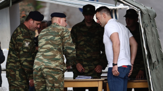 Κασσελάκης: Παρέλαση με τα χακί, σε κεντρικό δρόμο της Θήβας (vid)