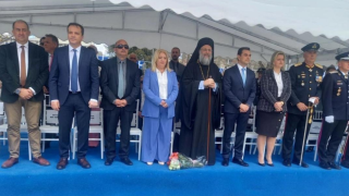 Τρίκαλα: Οικογένεια θυμάτων άφησε 57 τριαντάφυλλα στην εξέδρα επισήμων- Ζητούν «Δικαιοσύνη» στη Λάρισα