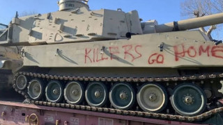 Αλεξανδρούπολη: Μέλη του ΚΚΕ έστησαν μπλόκο σε τρένο με ΝΑΤΟϊκά άρματα (vid)