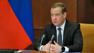 «Πυρά» Μεντβέντεφ για Μακρόν: «Ο άμυαλος Γάλλος πετεινός δεν μπορεί να ξεπεράσει την ιδέα της αποστολής στρατευμάτων στην Ουκρανία»