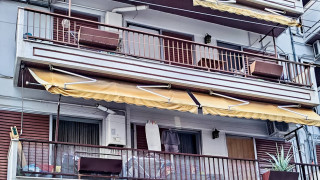 Λάρισα: Γυναίκα τίναξε το τραπεζομάντηλο και μαχαίρι προσγειώθηκε στον δρόμο