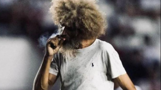 Βραζιλία: Οπαδός εισέβαλε στον αγωνιστικό χώρο καπνίζοντας μαριχουάνα και πίνοντας αλκοόλ (vids)