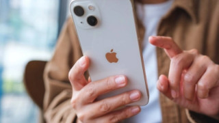 «iPhone finger»: Το κοινό «σύμπτωμα» των χρηστών που δημιουργεί ερωτήματα