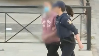 Κολωνός: Εκτός φυλακής η μητέρα της 12χρονης-Η συγκινητική αγκαλιά με την κόρη της