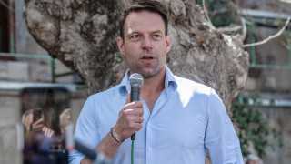 Στέφανος Κασσελάκης: Δοκίμασε... μακιγιάζ στην περιοδεία του!