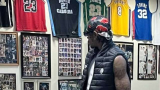 ΠΑΟΚ: Ο Πόρτερ βλέπει τις φανέλες των παλαιότερων θρύλων του ΝΒΑ