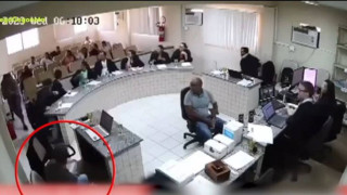 Τρόμος σε δικαστήριο: Άνοιξε πυρ κατά του δολοφόνου του πατέρα του!