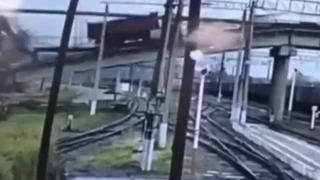 Ρωσία-Σμολένσκ: Γέφυρα καταρρέει τη στιγμή που περνά φορτηγό!