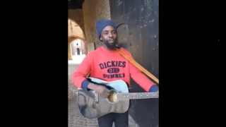 Οπαδοί τραγουδούν «ΠΑΟΚ Ολέ» με μουσικό του δρόμου στην Μπριζ