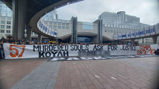 Πανό και συνθήματα των οπαδών του ΠΑΟΚ για τα Τέμπη έξω από το Ευρωκοινοβούλιο: «Καμιά ειρήνη χωρίς δικαιοσύνη»