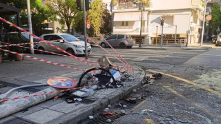 Θεσσαλονίκη: Αυτοκίνητο «καρφώθηκε» σε κολώνα-Δύο τραυματίες από το σφοδρό τροχαίο