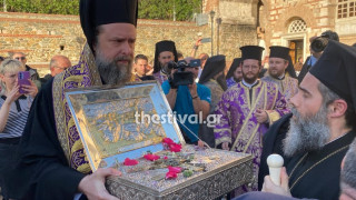 Θεσσαλονίκη:  Σε κλίμα κατάνυξης η υποδοχή τμήματος του Άρραφου Χιτώνος του Ιησού στον Άγιο Δημήτριο